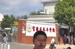 昆明一学校“臭肉事件”家长见面会，董事长无视最后问题插兜离席